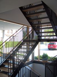 Pfarrheim Marzling h&auml;ngende Stahl-Holz-Treppe im Foyer