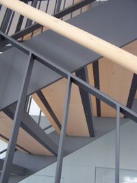 Pfarrheim Marzling Detail der Stahl-Holz-Treppe