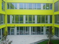 Verwaltungsgeb&auml;ude Eching Blick vom Innenhof auf die hellgr&uuml;ne Fensterfassade