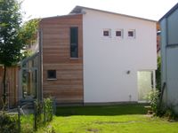 Einfamilienhaus Marzling Blick auf die Fassade mit Holzverschalung und geputzter Wand