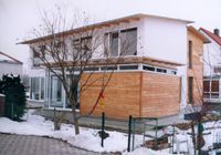 Einfamilienhaus Marzling Blick auf das Geb&auml;ude aus dem schneebedecktenGarten